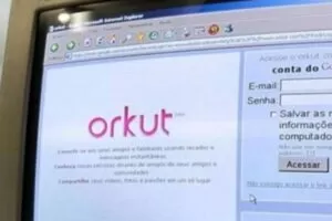 Monitor de computador exibindo a tela de login do Orkut, destacando o visual nostálgico da rede social popular no Brasil, representando o impacto cultural e digital do Orkut na internet brasileira.