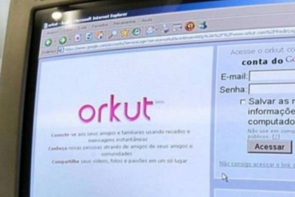 Monitor de computador exibindo a tela de login do Orkut, destacando o visual nostálgico da rede social popular no Brasil, representando o impacto cultural e digital do Orkut na internet brasileira.